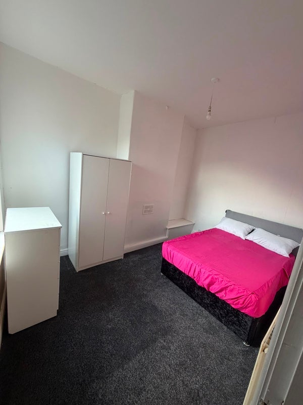 Room Glencastle Road in Manchester