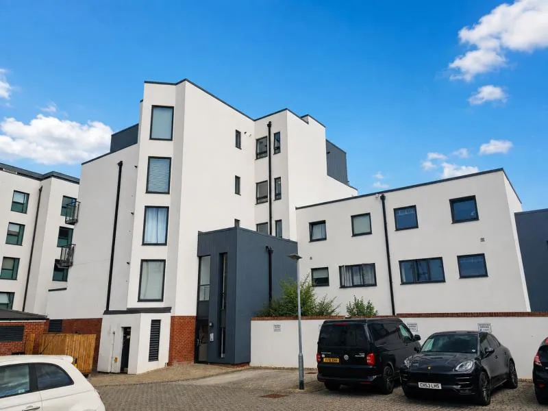 Flat Fishers Lane in Cheltenham