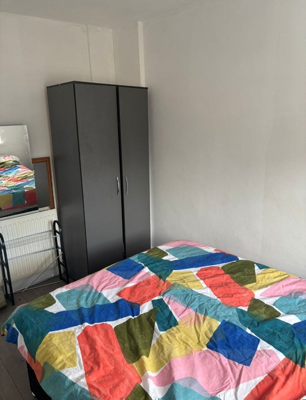 Room Granville Avenue in Slough