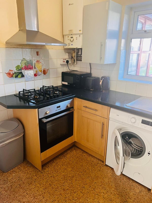 Room Granville Avenue in Slough