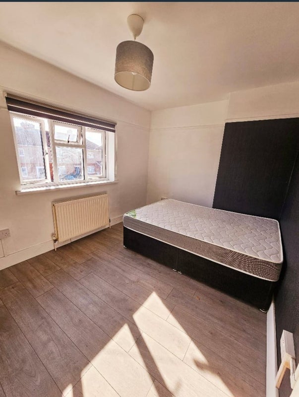Room Granville Avenue in Slough