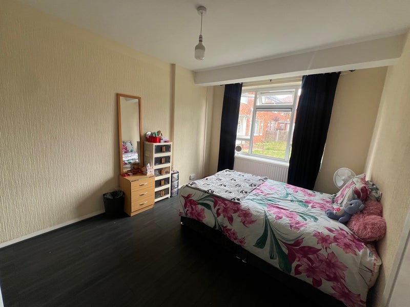 Room Woodford Way in Slough