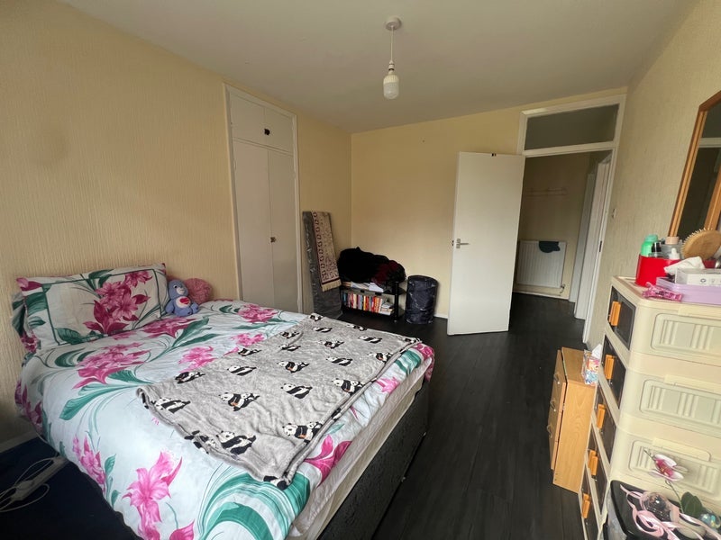 Room Woodford Way in Slough