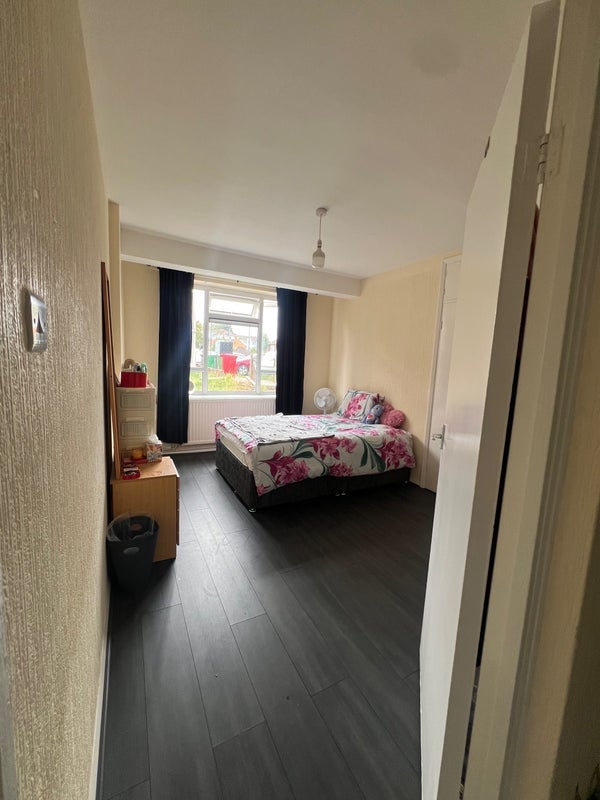 Room Woodford Way in Slough