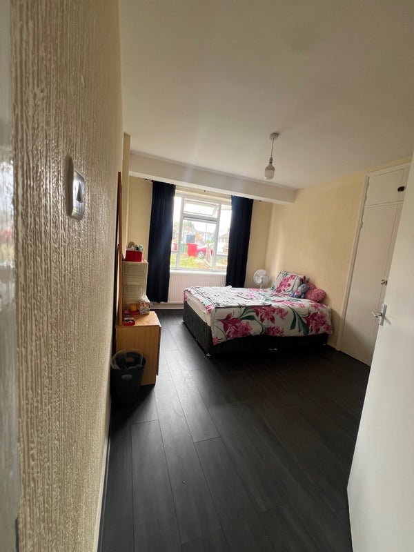 Room Woodford Way in Slough