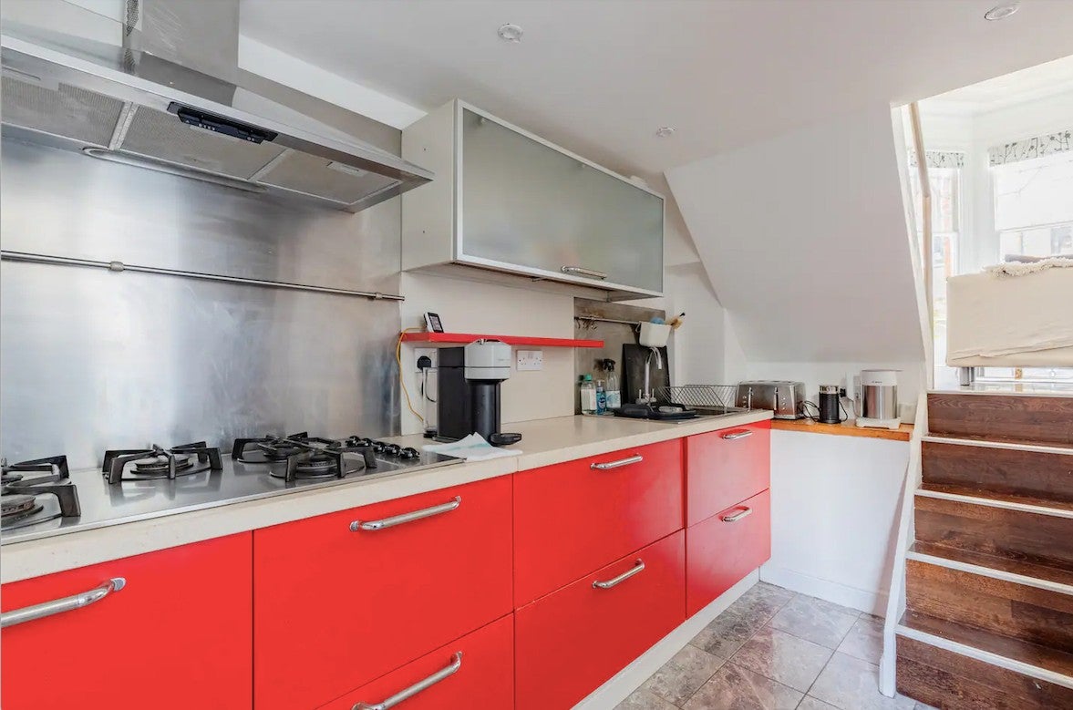 Flat Gondar Gardens in Greater London