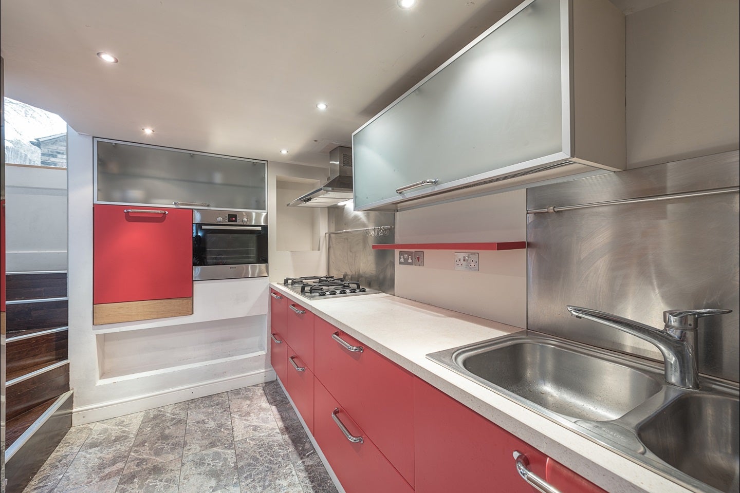 Flat Gondar Gardens in Greater London