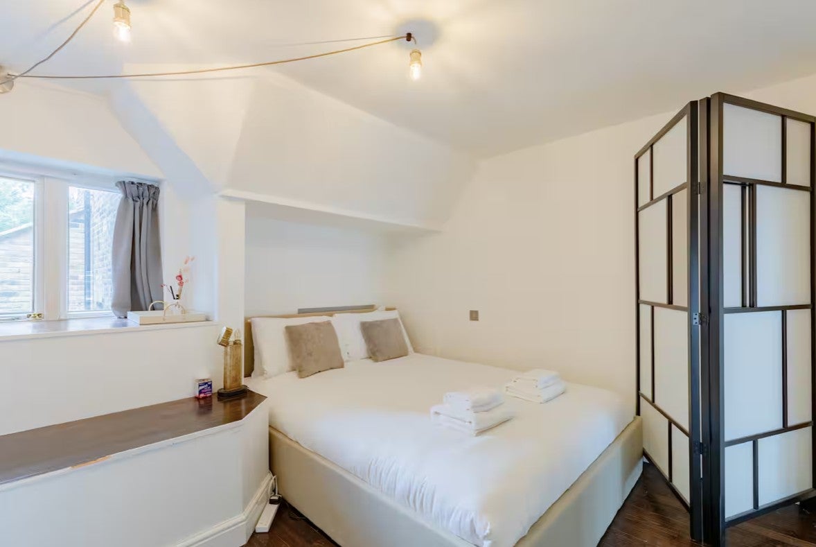 Flat Gondar Gardens in Greater London