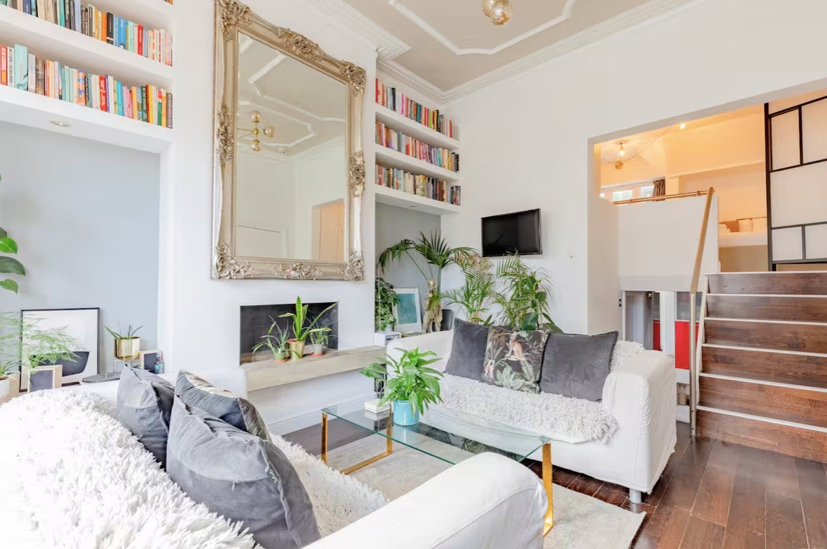 Flat Gondar Gardens in Greater London