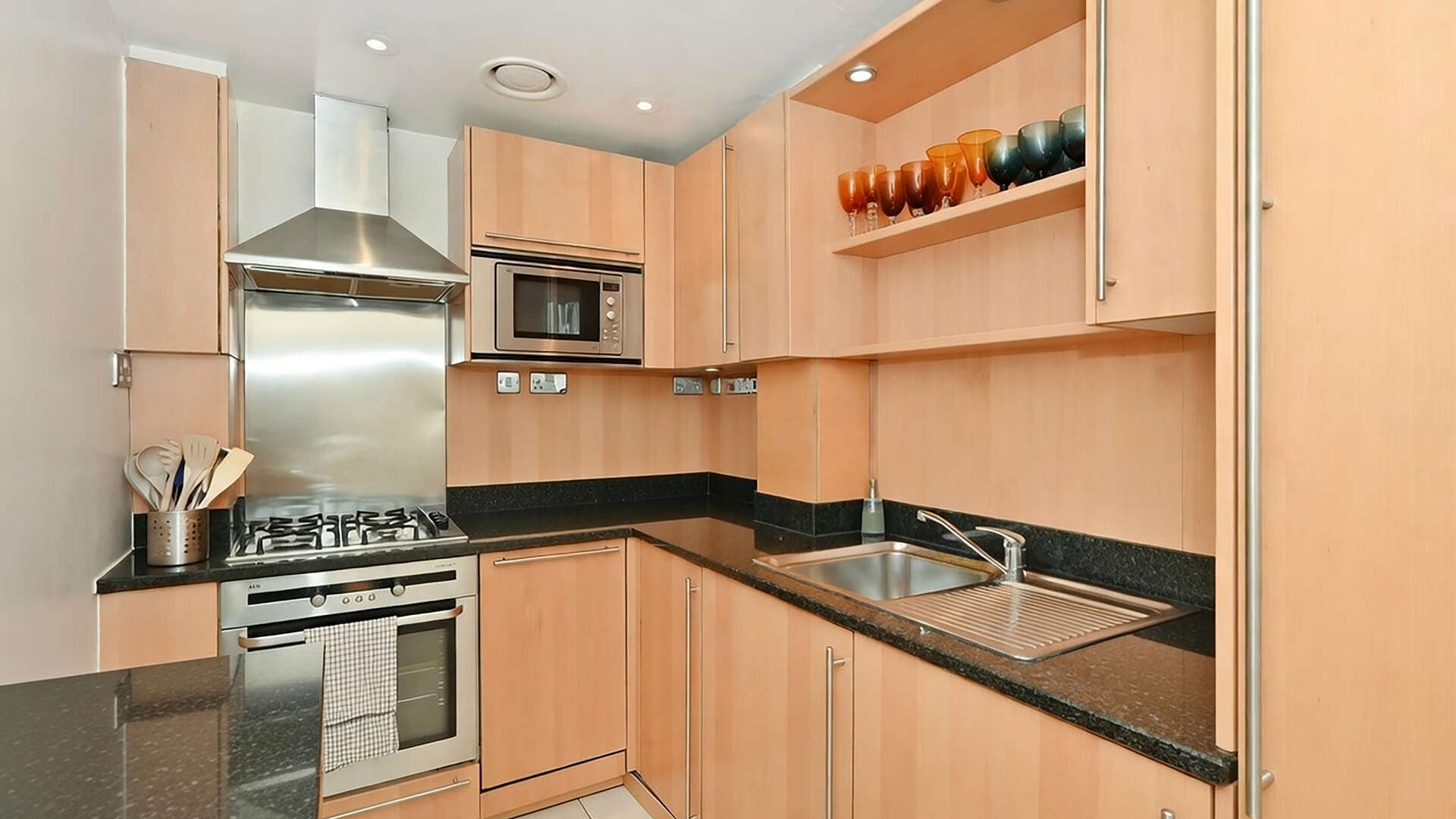 Flat Hollywood Road in Greater London