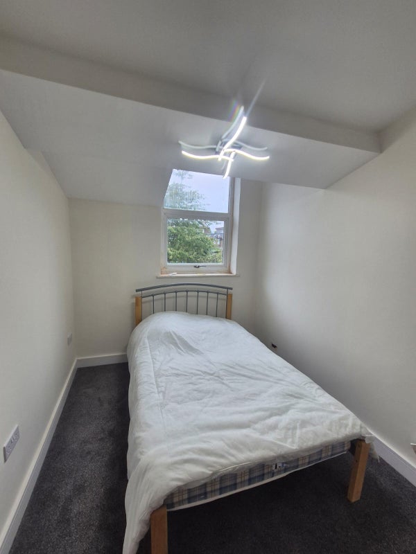 Room Moorland Road in Greater London