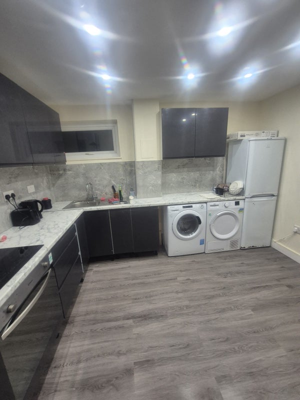 Room Moorland Road in Greater London