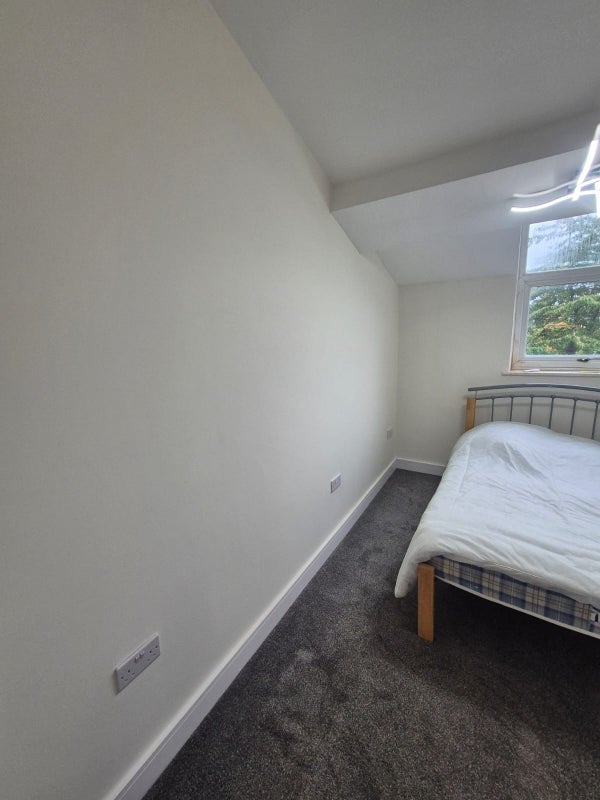 Room Moorland Road in Greater London