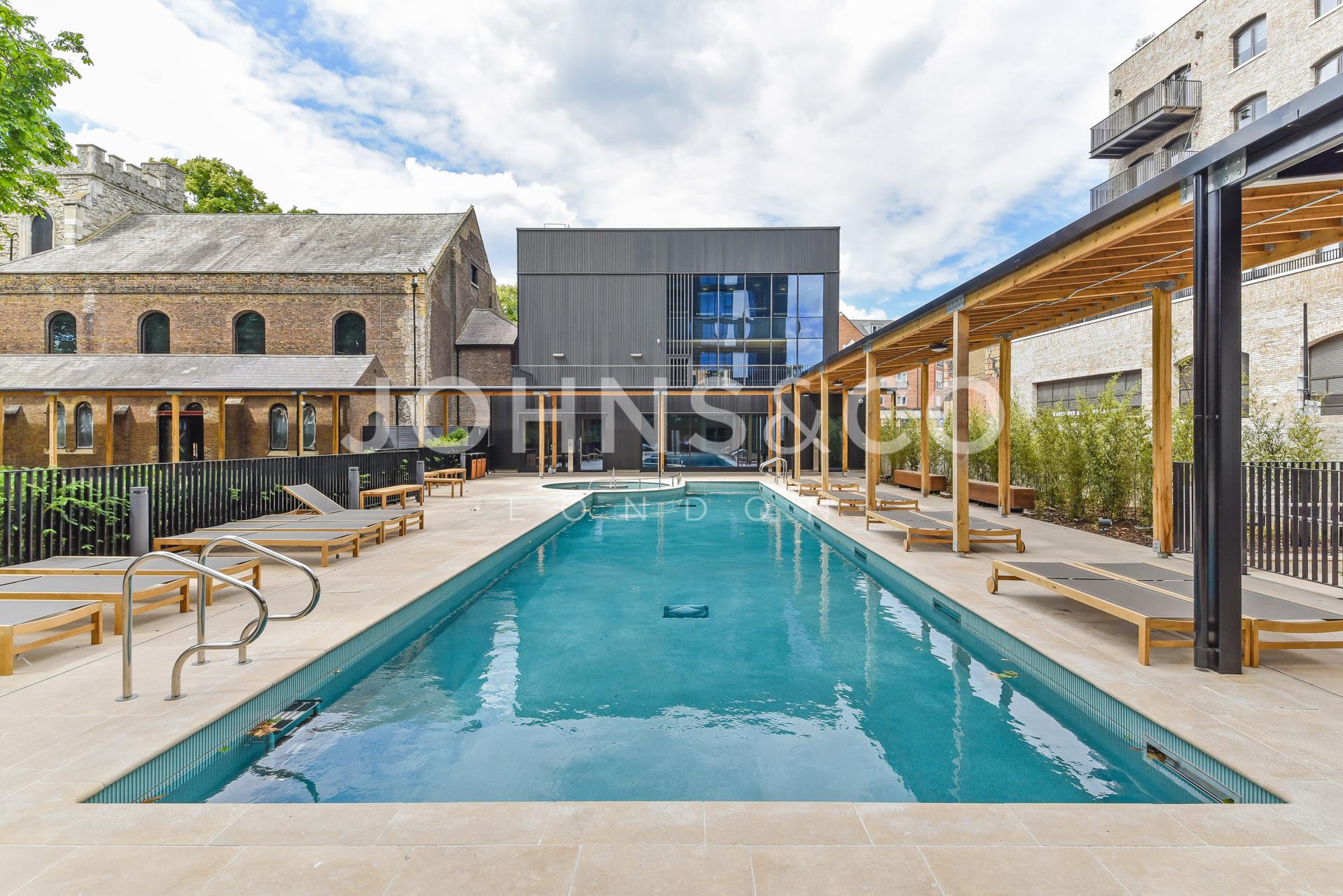 Flat Bradshaw Yard in Greater London