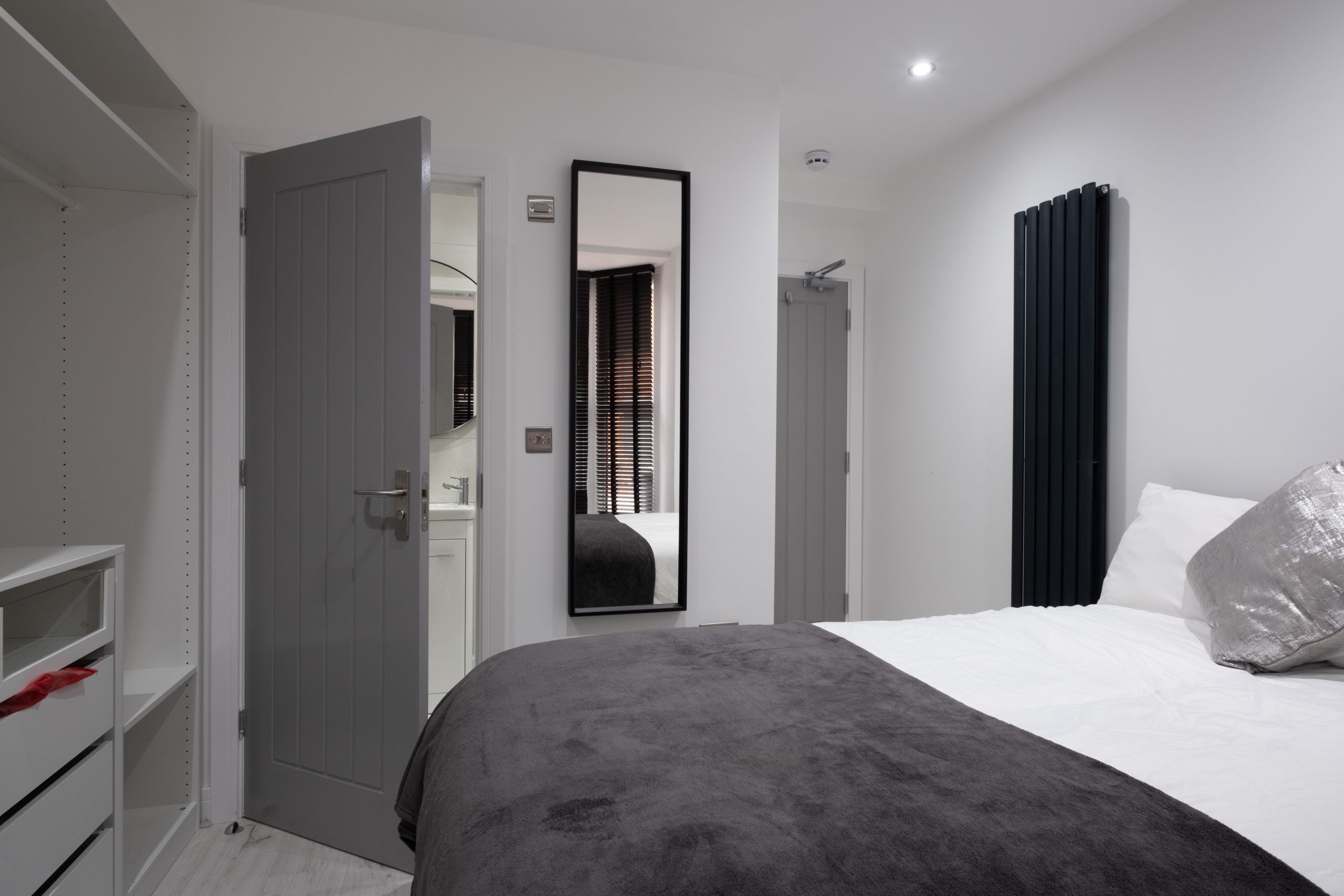 Room Dixon Street in Lincoln