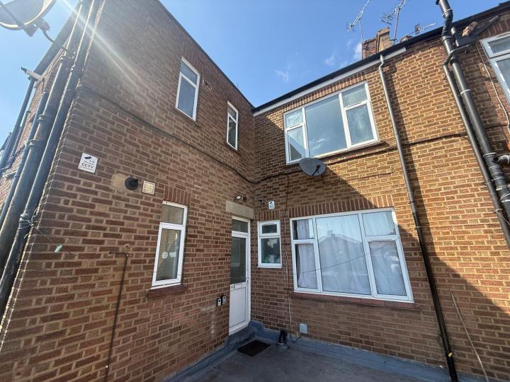 Flat Kenton Lane in Greater London