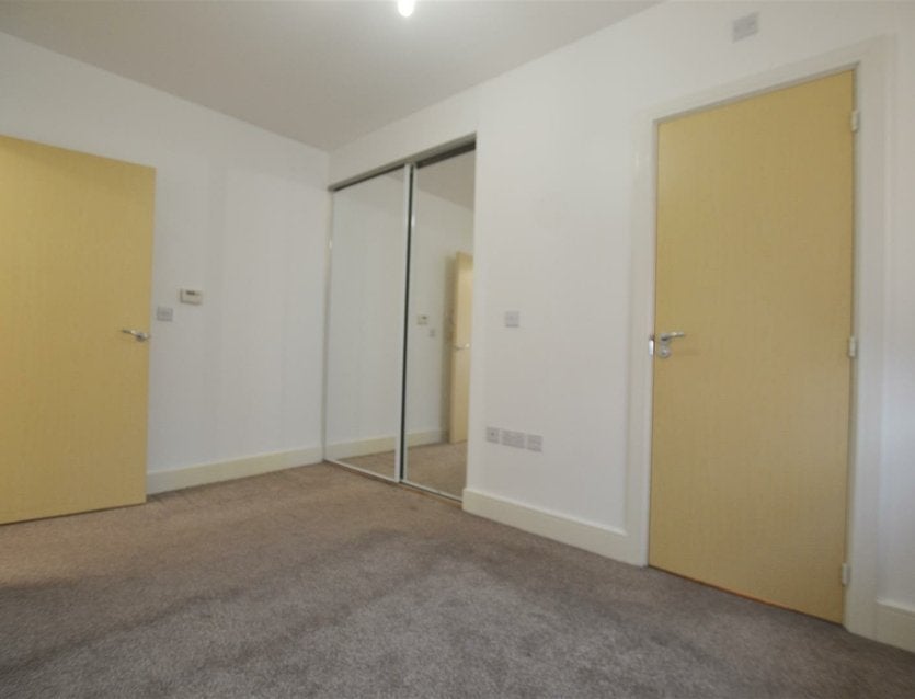 Flat Wraysbury Drive in Greater London