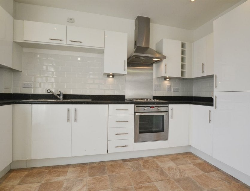 Flat Wraysbury Drive in Greater London