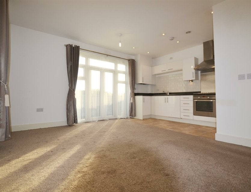 Flat Wraysbury Drive in Greater London