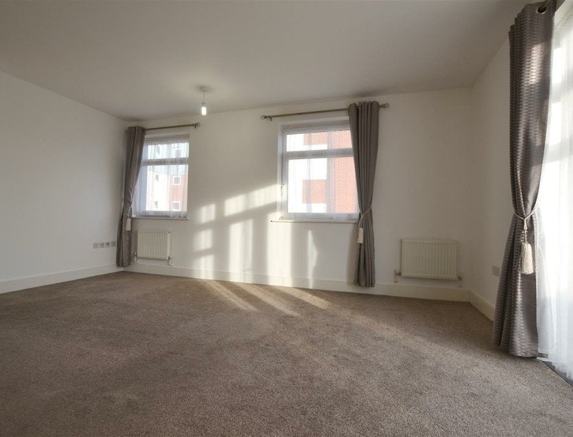 Flat Wraysbury Drive in Greater London