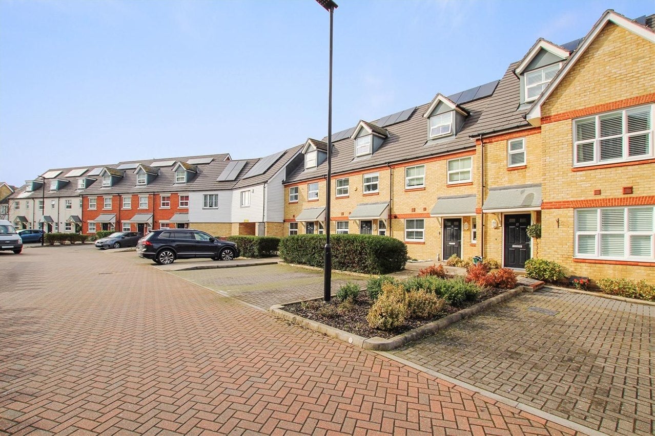 House Weir Road in Greater London
