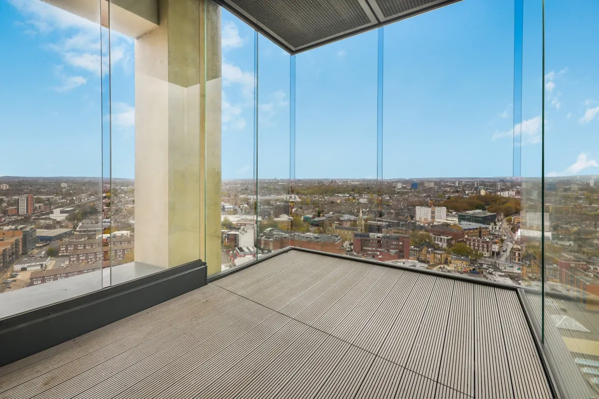 Flat Montfichet Road in Greater London