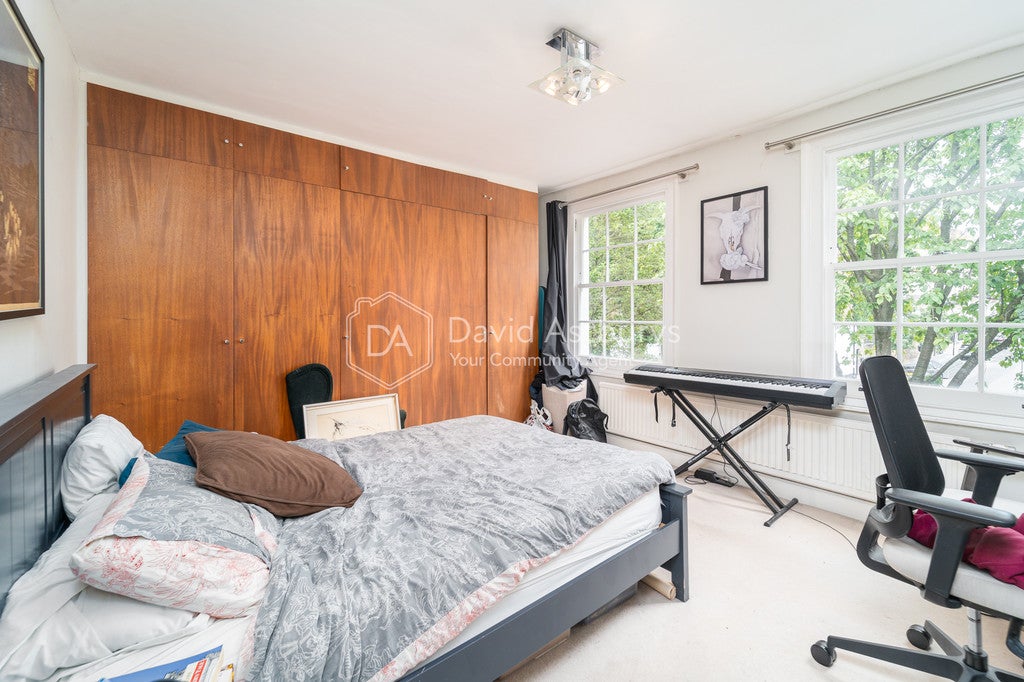 Flat Ellington Street in Greater London