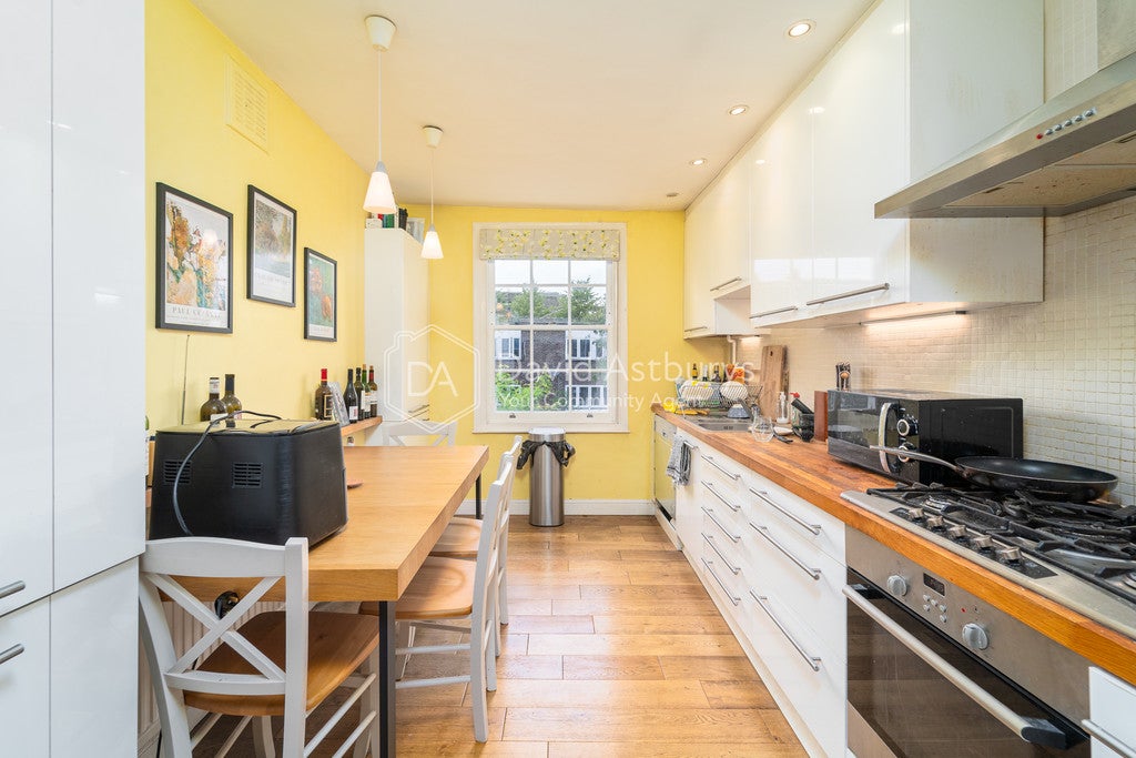 Flat Ellington Street in Greater London