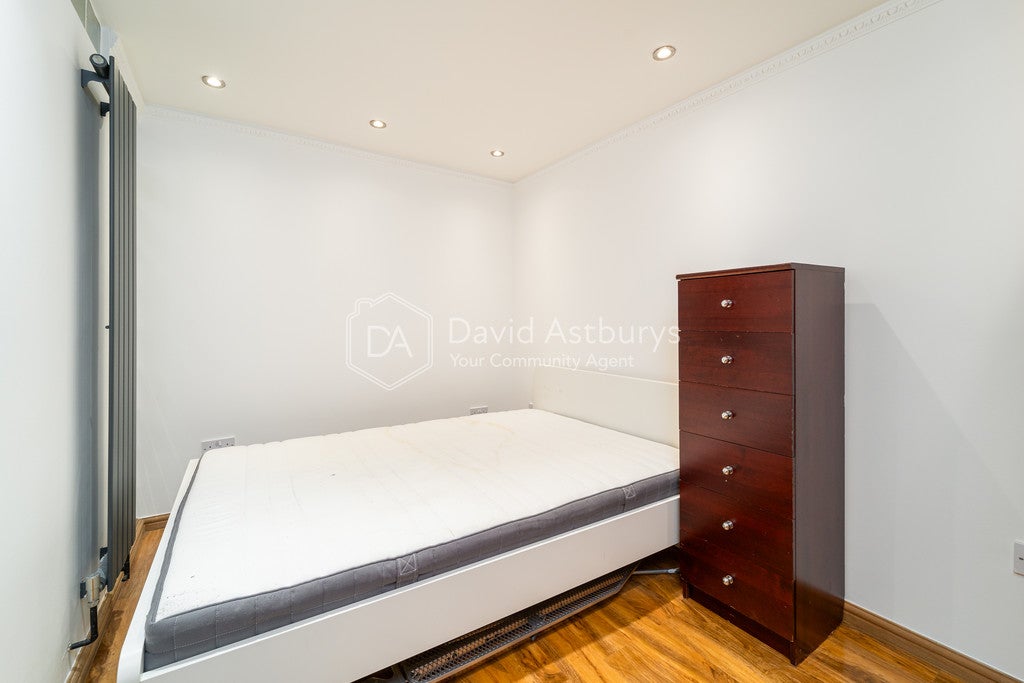 Flat Highbury Corner in Greater London