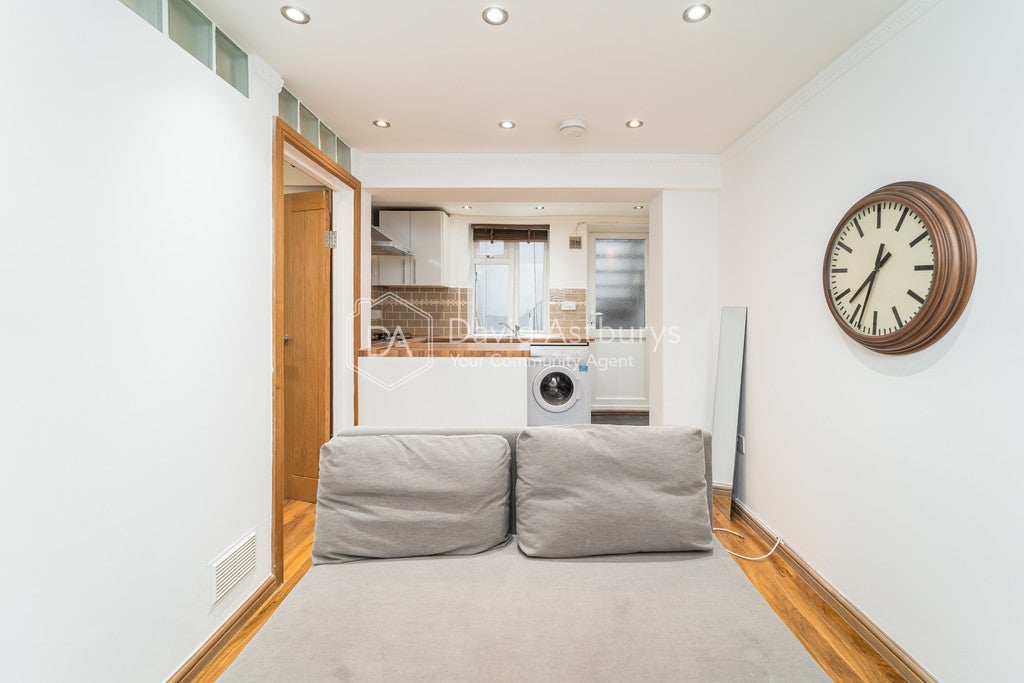 Flat Highbury Corner in Greater London