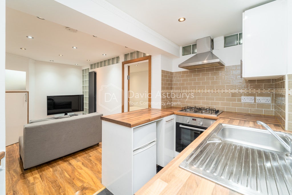 Flat Highbury Corner in Greater London