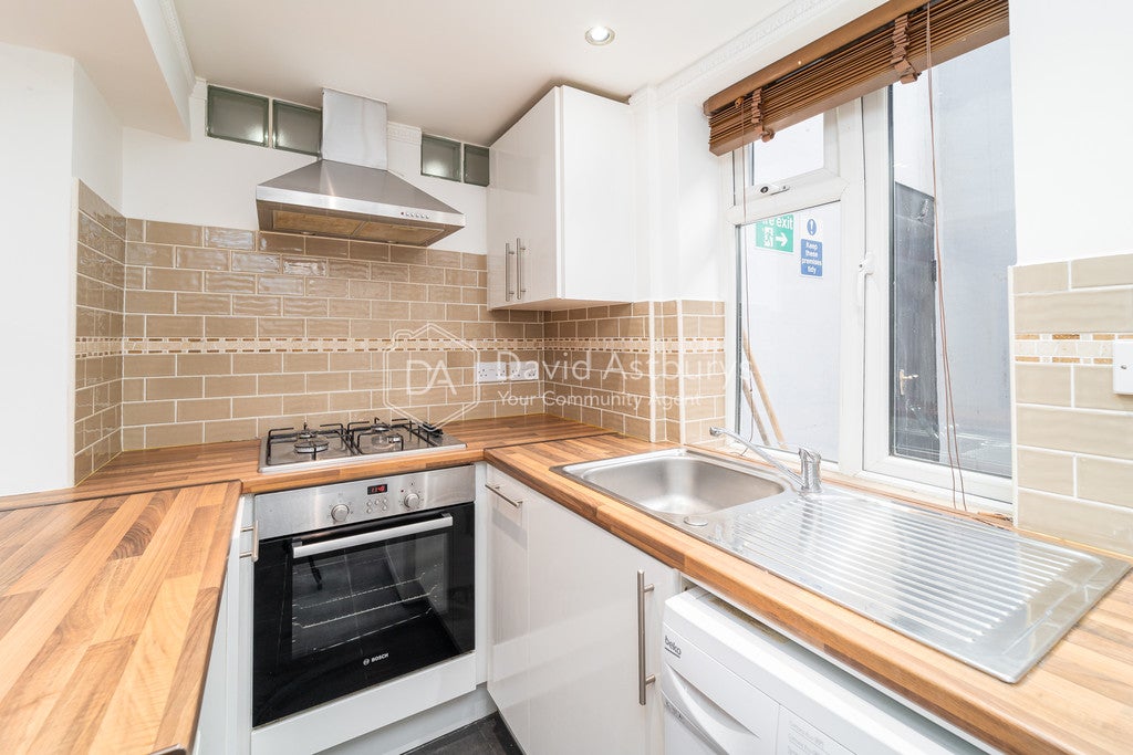Flat Highbury Corner in Greater London