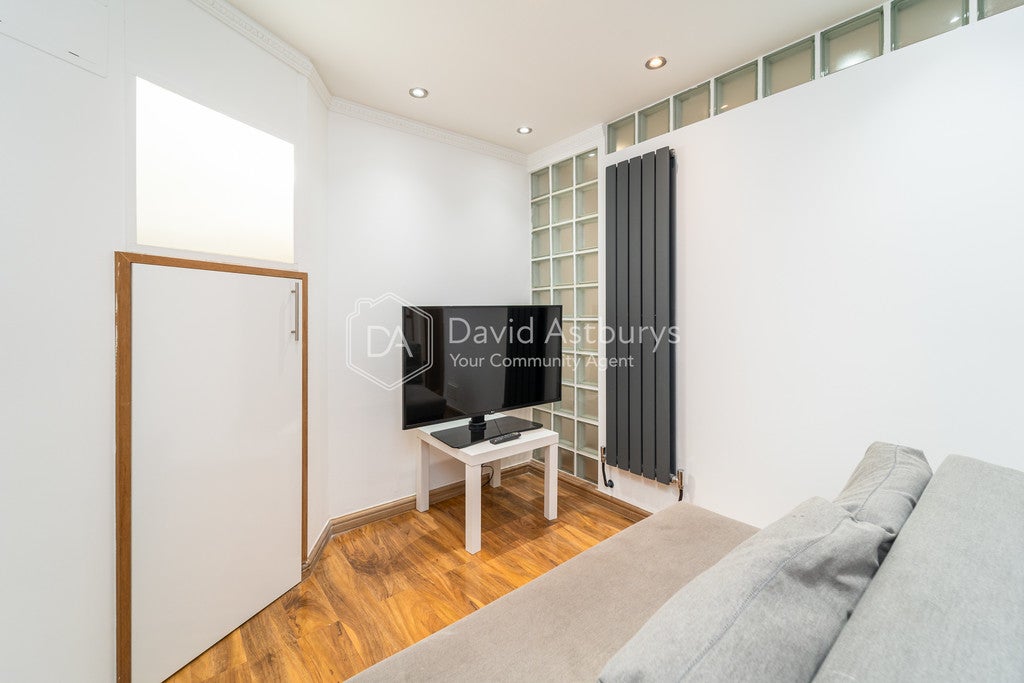 Flat Highbury Corner in Greater London