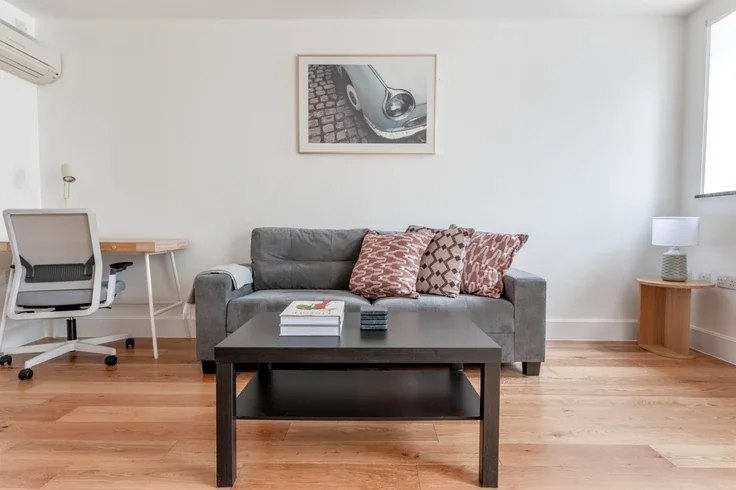 Flat Pepper Street in Greater London