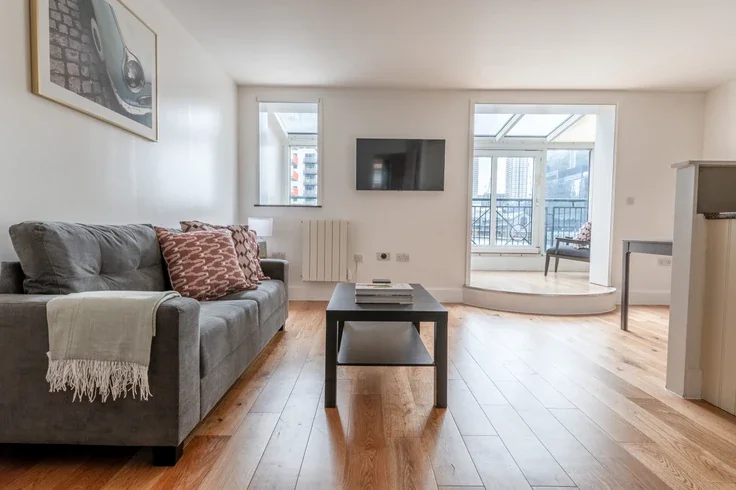 Flat Pepper Street in Greater London