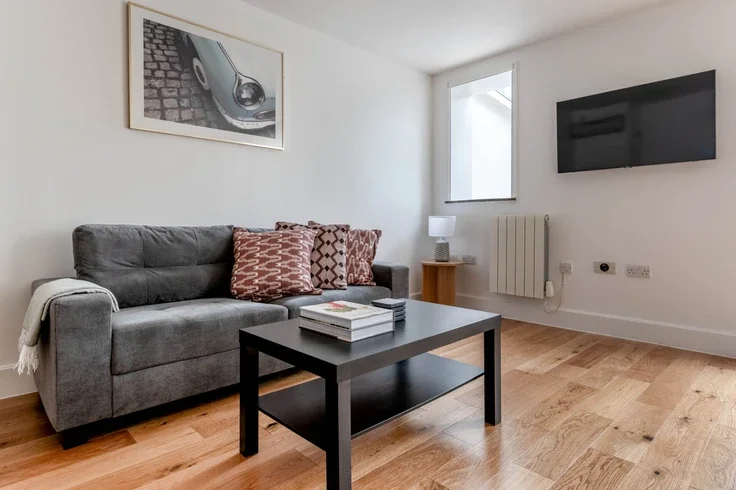 Flat Pepper Street in Greater London