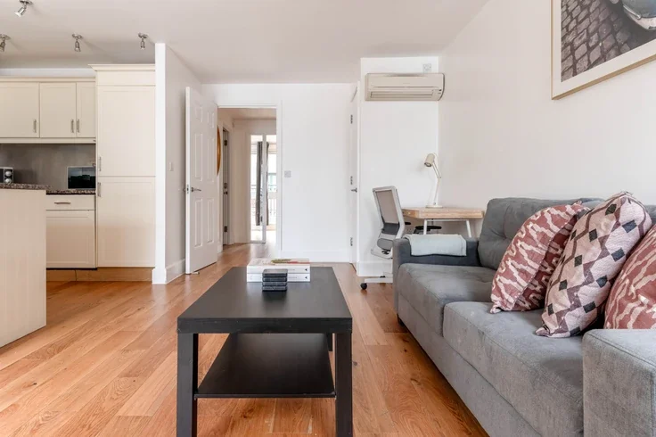 Flat Pepper Street in Greater London