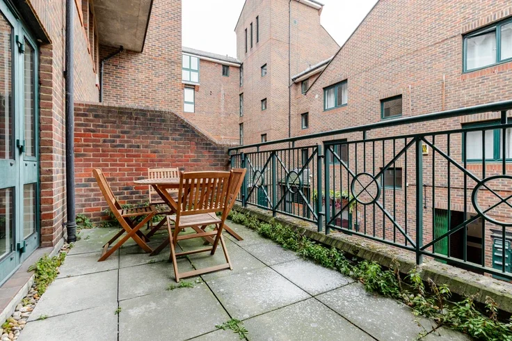 Flat Pepper Street in Greater London