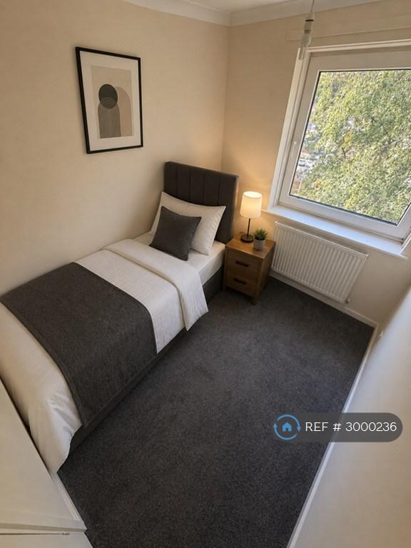 Room Sundridge Drive in Chatham