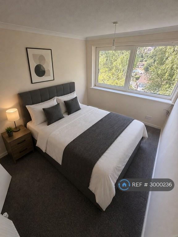 Room Sundridge Drive in Chatham