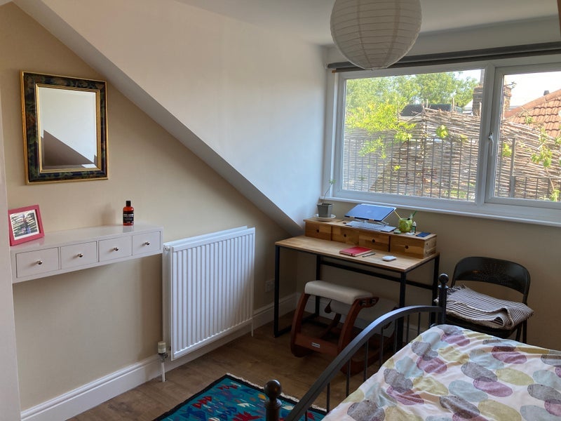 Room Manor Road in Greater London