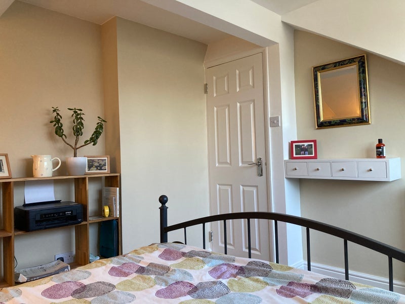 Room Manor Road in Greater London