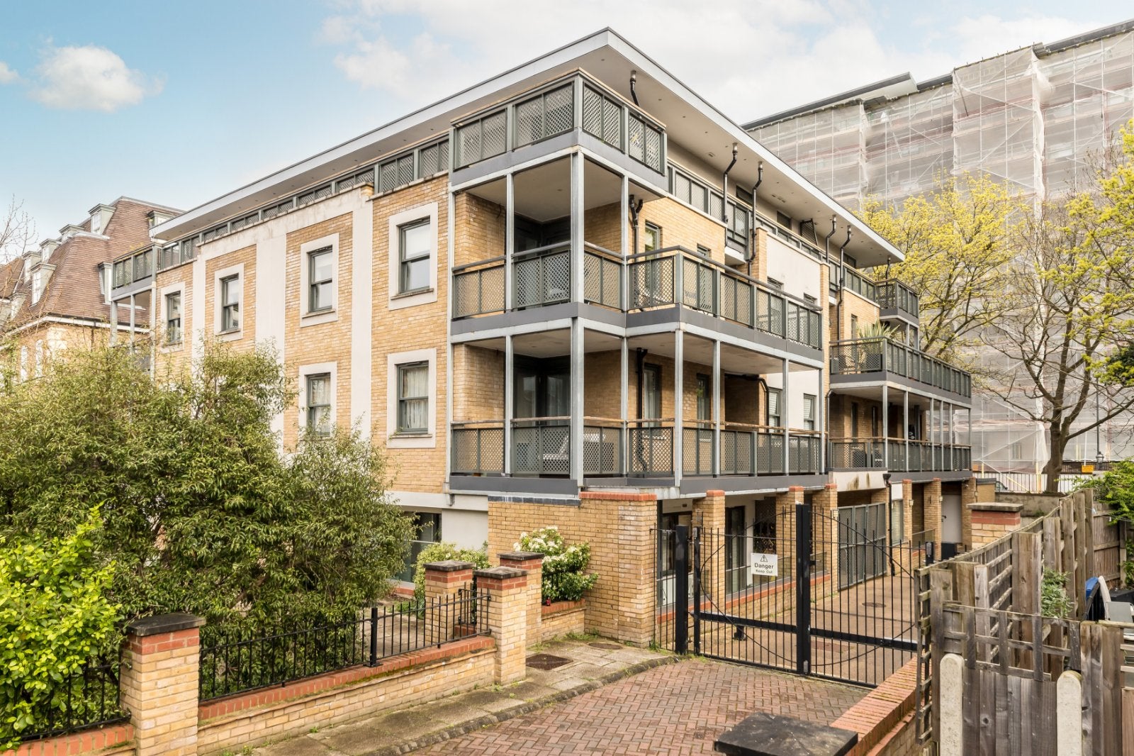 Flat Spring Grove in Greater London