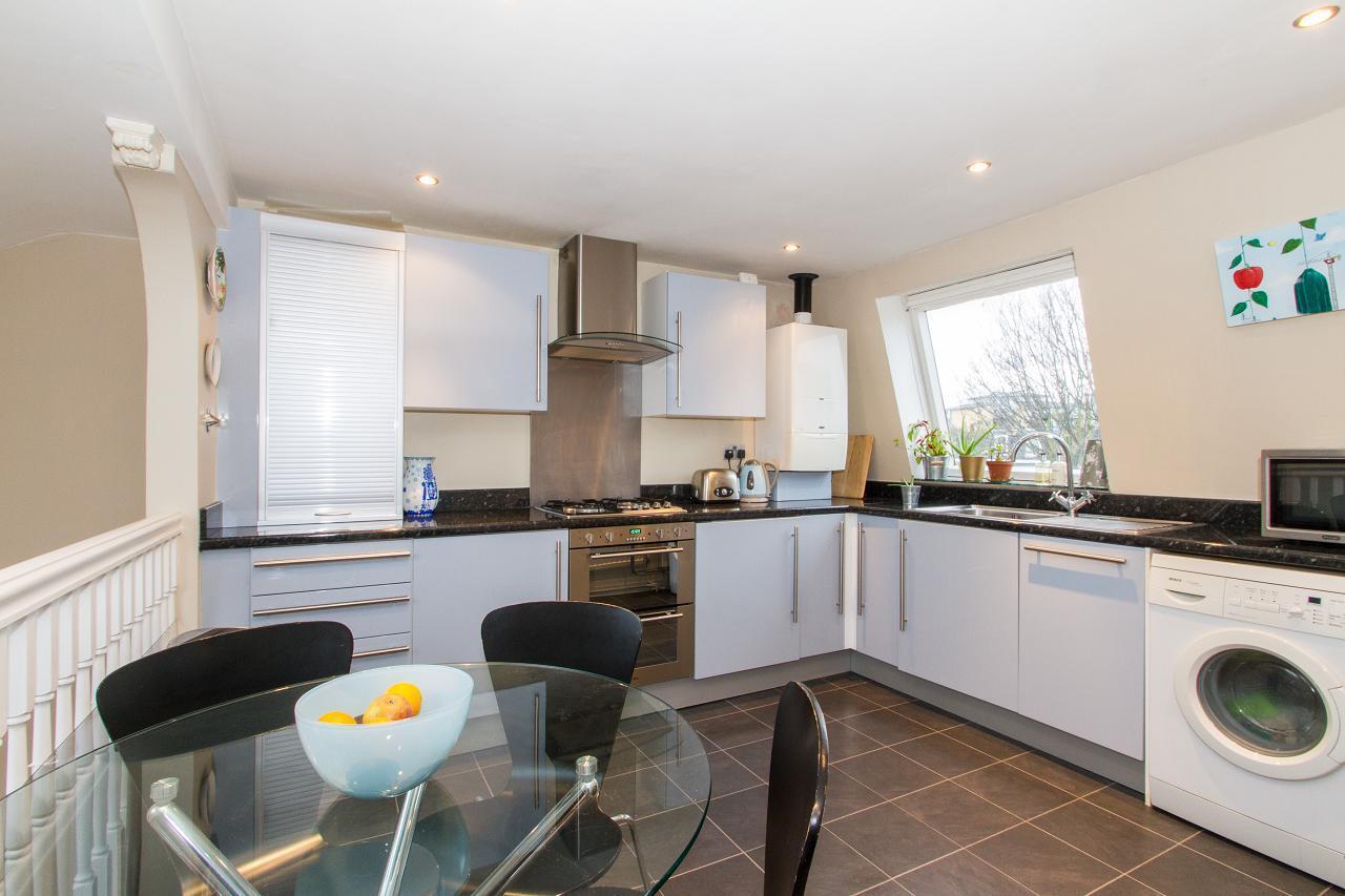 Flat Hamble Street in Greater London
