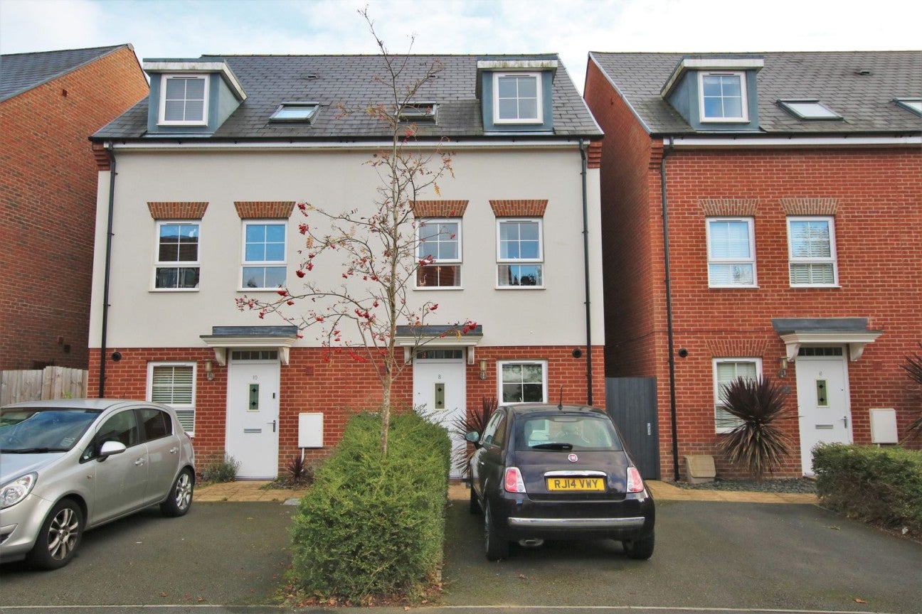 House Windsor Crescent in Wokingham