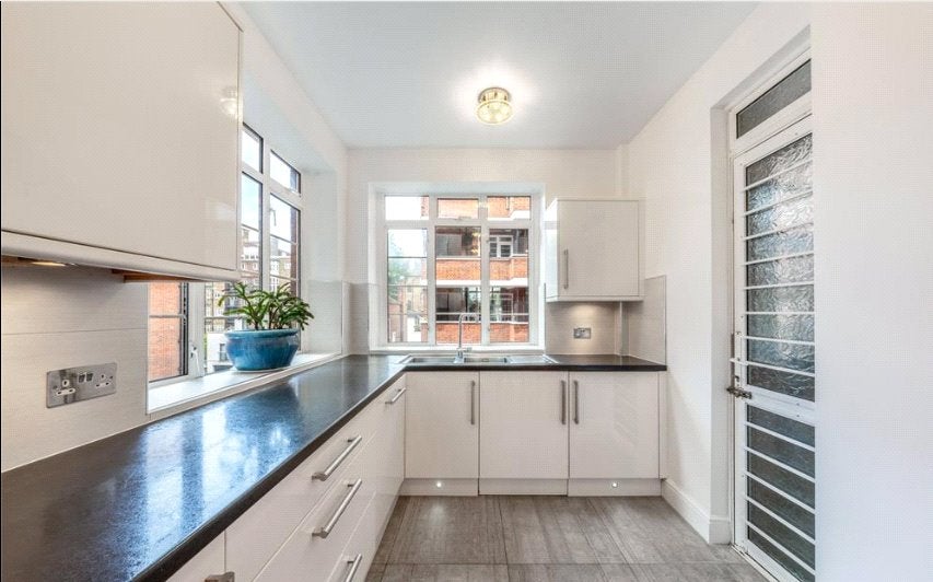 Flat St James's Close in City of Westminster