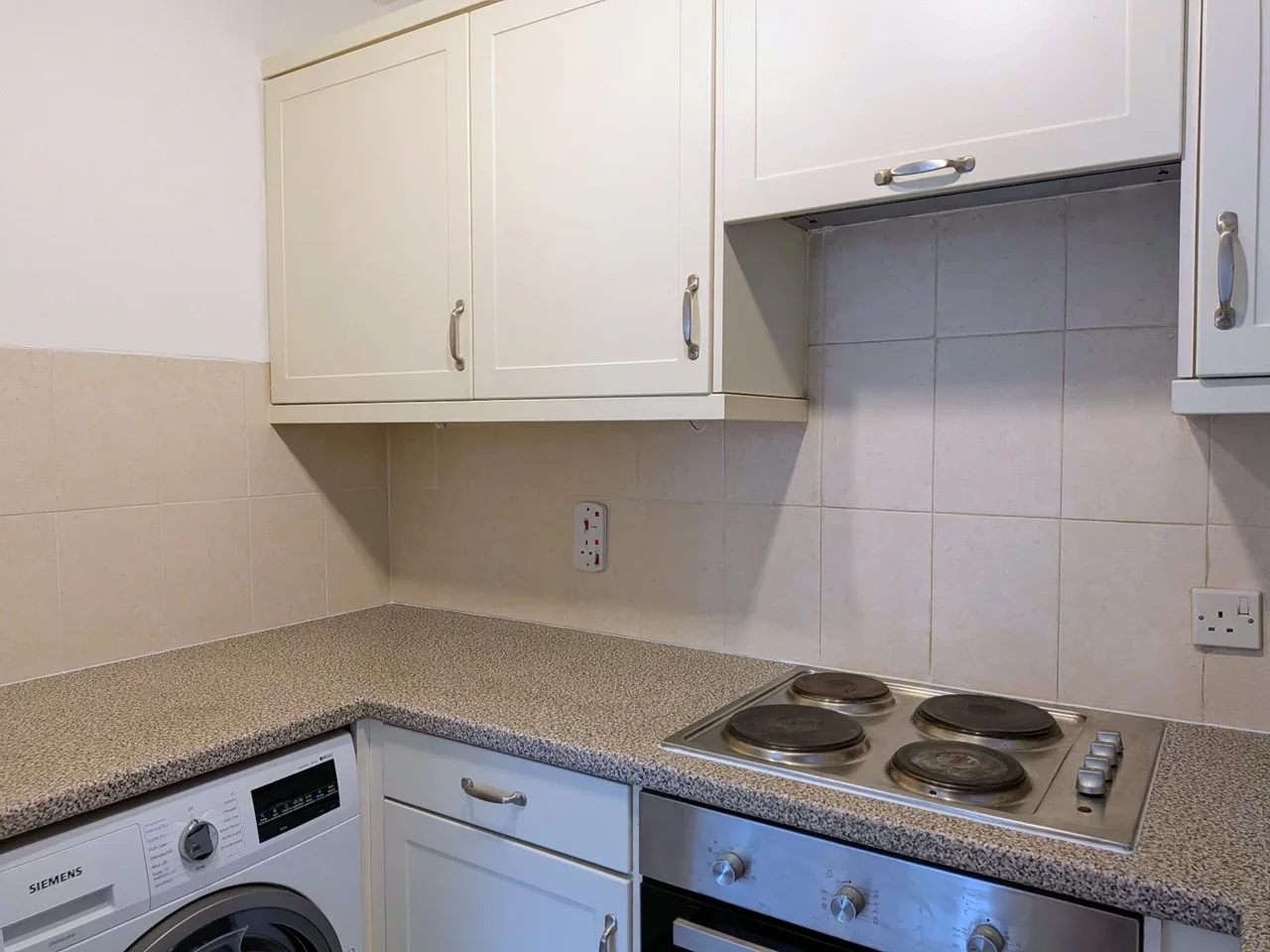 Flat Foxgrove Road in Greater London