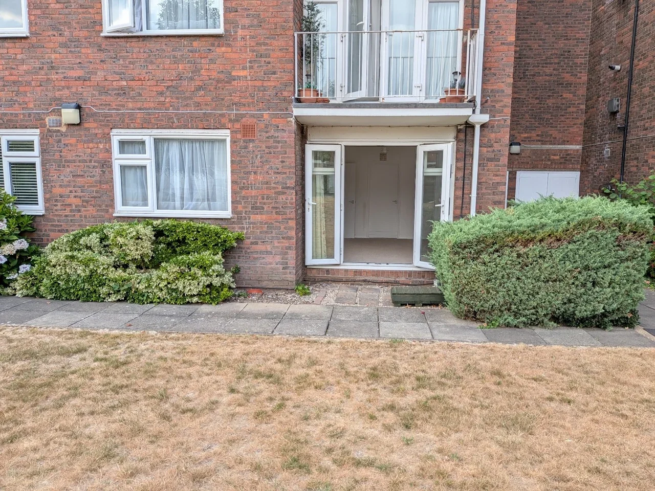 Flat Foxgrove Road in Greater London