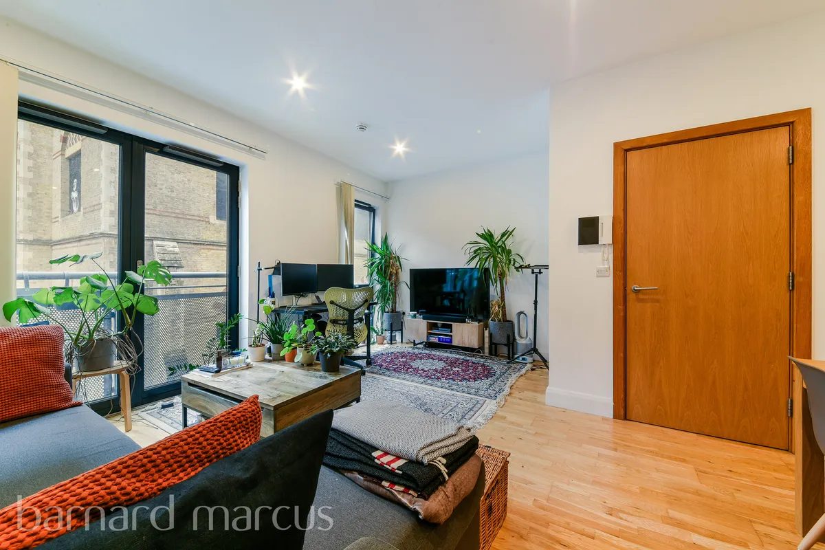 Flat Surrey Street in Greater London