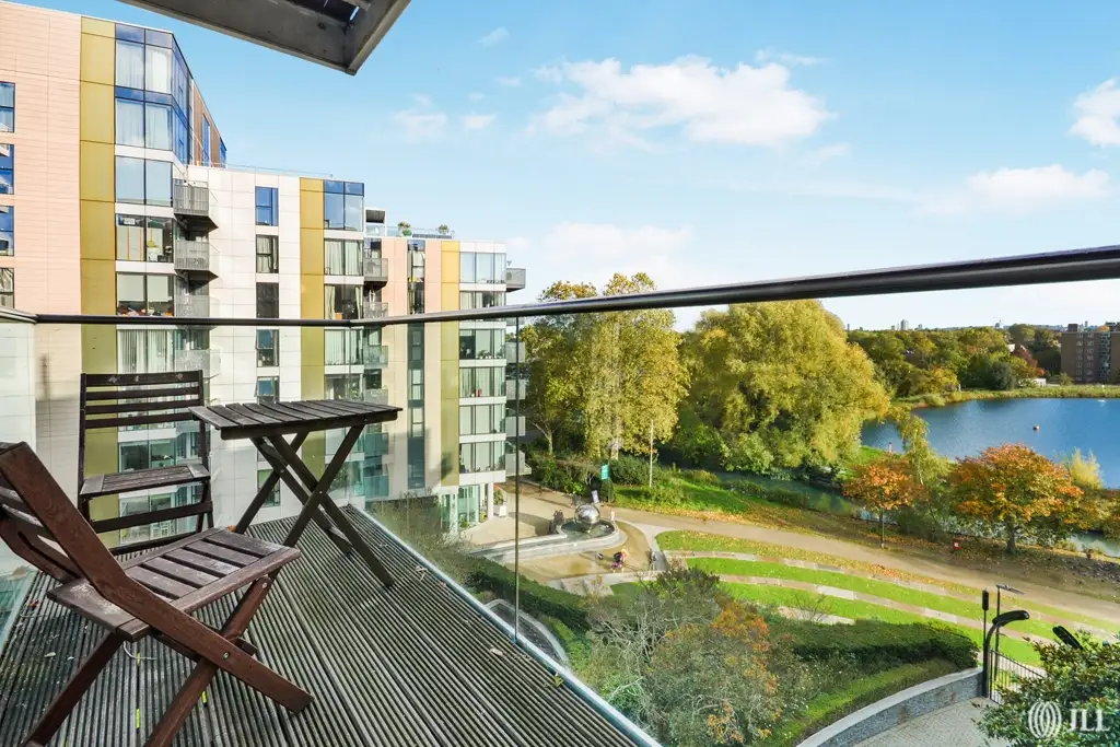 Flat Woodberry Down in Greater London